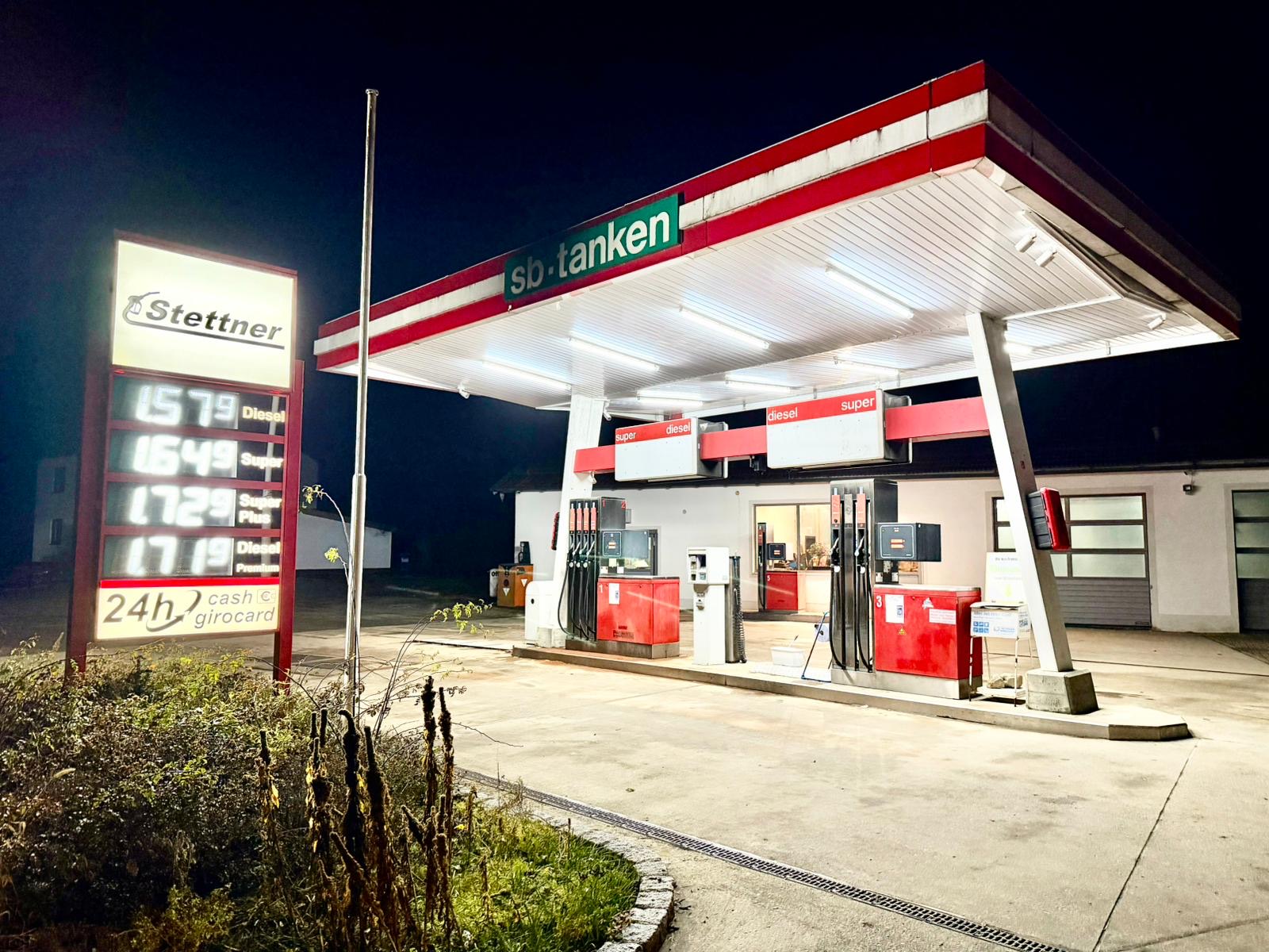 Tankstelle Stettner mit Preisanzeige bei Nacht